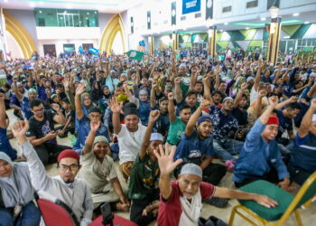 PENYOKONG PN di Kompleks Pas Kedah bersorak gembira setelah gabungan itu menang 33 daripada 36 kerusi DUN di Kedah. -UTUSAN/SHAHIR NOORDIN
