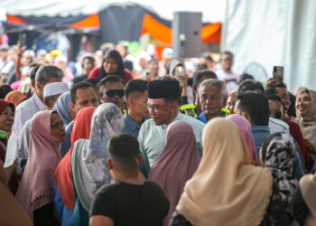 ANWAR Ibrahim beramah mesra bersama peneroka Felda ketika menghadiri Karnival Segalanya Felda di Felda Teloi Timur, Jeneri di Sik. -UTUSAN/SHAHIR NOORDIN