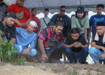 ANTARA ahli keluarga dan kenalan yang tidak dapat menahan sebak ketika jenazah allahyarham Muhamad Hafiz Muhamad Saleh, dikebumikan di Tanah Perkuburan Islam Masjid Al-Huda di Kampung Jerung, Sungai Petani, semalam. – MINGGUAN/SHAHIR NOORDIN