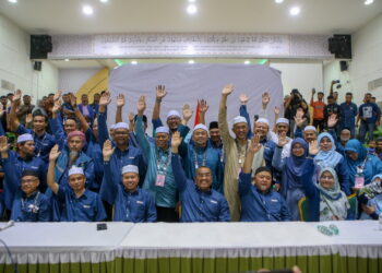 MUHAMMAD Sanusi Md. Nor (tengah) bersama kepimpinan Pas dan calon-calon PN yang memenangi PRN Kedah Sabtu lalu. - UTUSAN/SHAHIR NOORDIN