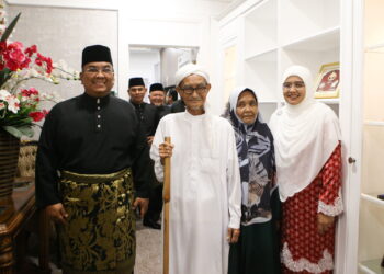 MUHAMMAD Sanusi Md. Nor bersama isteri, Tok Puan Jusmalailani Jusoh dan ibu bapanya, Md. Nor Taib serta Meriam Ahmad ketika hadir ke Pejabat Menteri Besar bagi memulakan tugas sebagai Menteri Besar Kedah di Wisma Darul Aman, Alor Setar. - UTUSAN/ SHAHIR NOORDIN