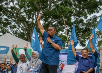 MUHAMMAD Sanusi Md. Nor ketika berucap pada program Sembang Santai DUN Kubang Rotan di Kuala Kedah. - UTUSAN/SHAHIR NOORDIN