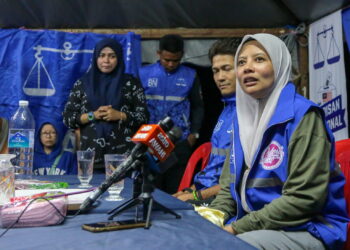 NURUL Amal Mohd. Fauzi bersama pelakon, Johan As’ari membantu kempen calon BN DUN Bandar Baharu di Sungai Batu, Mahang di Bandar Baharu. -UTUSAN/SHAHIR NOORDIN