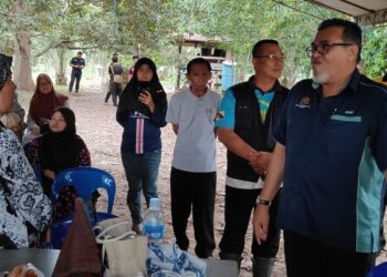 HASBI Habibollah (kanan) turut berjumpa dengan ahli keluarga mangsa yang hilang dikhuatiri dibaham buaya di Sungai Limbang, Kampung Ulak.