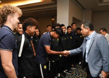 HAMIDIN Mohd. Amin memberi kata-kata semangat kepada pemain Harimau Muda yang akan beraksi dalam Kelayakan Piala Asia B-23. - IHSAN FAM