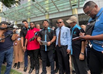HISHAMUDDIN Hashim yang mewakili mangsa menghantar maklumat tambahan kepada Polis Diraja Malaysia (PDRM) di Jabatan Siasatan Jenayah Komersial Bukit Aman, Menara 238, Jalan Tun Razak, Kuala Lumpur hari ini bagi membolehkan siasatan dilakukan.