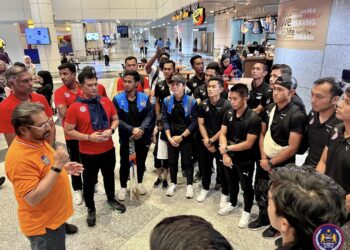 Presiden Konfederasi Hoki Malaysia (MHC), Datuk Seri Subahan Kamal (kiri) bercakap dengan pemain-pemain  negara yang tiba di Lapangan Terbang Antarabangsa Kuala Lumpur, semalam. – IHSAN MHC