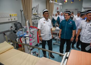 MOHAMED Khaled Nordin (kiri) meninjau fasiliti hospital selepas merasmikan Pengoperasian Klinik Pakar HPUniSZA di Kampung Gong Badak, Kuala Nerus, hari ini. - UTUSAN/PUQTRAHAIRRY ROSLI
