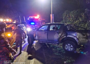 KENDERAAN pacuan empat roda dinaiki nenek dan cucunya yang terbabas dan melanggar tiang lampu serta papan tanda di Kilometer 36.5, Jalan Johor Bahru-Mersing.