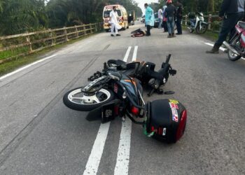 KEADAAN motosikal Honda RS150 ditunggang oleh Mohamad Nazierul yang dilanggar sebuah kereta Perodua Axia di Kilometer 6, Jalan Kluang-Nyior, Kluang.