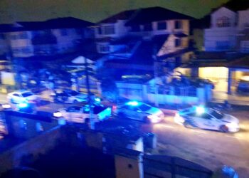 SEBANYAK tujuh buah kereta peronda polis terlibat dalam usaha menahan seorang lelaki  yang cuba melarikan diri di Jalan Tebrau, Johor Bahru.