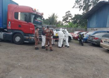 PASUKAN bomba melakukan operasi pengesanan punca pencemaran bau yang disyaki sisa toksik di Sungai Tiram, Johor Bahru.