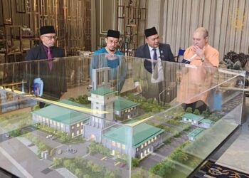 SULTAN IBRAHIM SULTAN ISKANDAR  (kanan) berkenan meninjau model binaan Masjid Tunku Laksamana Abdul Jalil yang bakal dibina di Jalan Kolam Air, Johor Bahru.