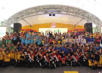 KHAIRUL FIRDAUS AKBAR KHAN  (tengah) bergambar bersama-sama para pemenang  'Legoland School Challenge' di Legoland Resort, Iskandar Puteri.