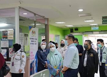 LING TIAN SOON (tengah) meninjau operasi Jabatan Kecemasan dan Trauma HSI, Johor Bahru ekoran dakwaan seorang wanita bahawa ibunya lambat diberikan rawatan.