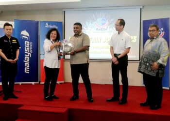 K. RAVEN KUMAR menyampaikan cenderamata kepada Pengerusi MATTA Johor, Kathryn Lee selepas melancarkan MATTA Fair 2023 di Pusat Konvensyen Antarabangsa Austin, Johor Bahru.