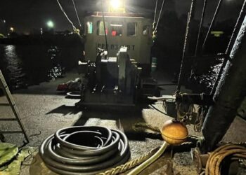 RAMPASAN yang disyaki digunakan untuk aktiviti aktiviti pemindahan minyak secara haram di muara Sungai Paloh, Pasir Gudang.