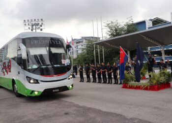 KAMARUL ZAMAN MAMAT amarul menyempurnakan majlis pelepasan pegawai dan anggota polis Johor bagi membantu kelancaran PRN Selangor di IPK Johor, Johor Bahru.