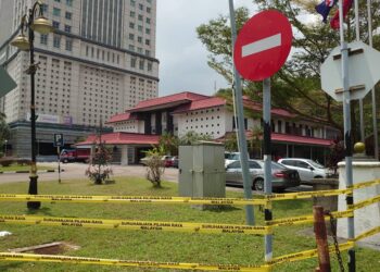 SPR memasang pelekat halangan di kawasan Dewan Jubli Intan, Johor Bahru yang akan menjadi lokasi hari penamaan calon bagi PRK Parlimen Pulai, 26 Ogos ini.