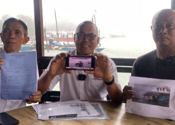 PANDAK AHMAD (tengah) mengadakan sidang akhbar mengenai kebiadapan pihak pengawal pantai Singapura yang melanggar jaring nelayan sehingga rosak dan koyak di Restoran Terapung Pendas, Gelang Patah, Iskandar Puteri.