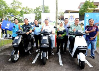 LIEW CHIN TONG (tengah) bersama-sama Mohd. Hafiz Ahmad dan Badrulhisham Kassim (kanan) menaiki motosikal elektrik pada Majlis Pelancaran Projek Geran Iskandar Puteri Rendah Karbon 3.0  di Horizon Hill, Iskandar Puteri.