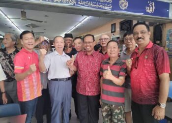 SUHAIZAN KAIAT (tengah) meluangkan masa menemui penduduk dan masyarakat setempat di Kempas dan melawat tapak baharu untuk masjid di Taman Kempas, Johor Bahru.