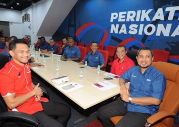 SAHRUDDIN JAMAL (kanan)  mempengerusikan mesyuarat Badan Perhubungan Negeri Bersatu Johor bagi menghadapi PRK Parlimen Pulai dan DUN Simpang Jeram di Taman Scientex, Senai, Kulai.