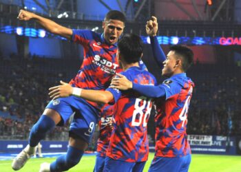 PENYERANG JDT, Bergson Da Silva meraikan gol kedua jaringannya bersama rakan sepasukan Takahiro Kunimoto dan Arif Aiman pada perlawanan Piala Malaysia menentang Kelantan FC di Stadium Sultan Ibrahim Iskandar Puteri.