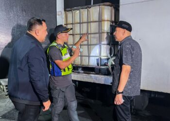 ARMIZAN MOHD. ALI (kanan) mengetuai Op Tiris yang dijalankan KPDN Putrajaya di sebuah premis di Taman Perindustrian Plentong, Johor Bahru.