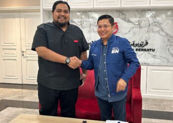 MUHAMMAD TAQUIDDIN CHEMAN (kiri) bersalaman dengan Noor Azleen dalam pertemuan di Johor Bahru bagi menghadapi PRK Pulai dan DUN Simpang Jeram, bulan depan.