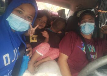 MOHD. FAISAL KAMAROZAMAN dan isteri serta tiga anaknya menjadikan kereta sebagai rumah mereka apabila dihalau dari rumah mentua kerana disahkan menghidap tibi di Segamat.