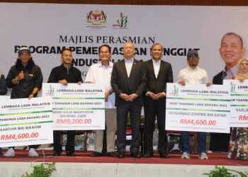 FADILLAH YUSOF (tengah) bergambar bersama-sama pengusaha lada yang menerima skim tanaman lada baharu sempena Program Pemerkasaan Penggiat Lada anjuran Lembaga Lada Malaysia di Le Grandeur Palm Resort, Senai, Kulai.