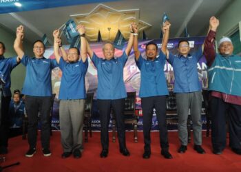 MUHYIDDIN YASSIN mengangkat tangan Zulkifli Jaafar (tiga dari kanan) dan Dr. Mohd. Mazri Yahya (tiga dari kiri) pada Majlis Pengumuman Calon PN di Kempas, Johor Bahru.