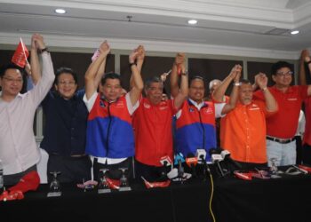 MOHAMAD SABU mengangkat tangan Suhaizan Kaiat (empat dari kanan) dan Nazri Abdul Rahman (tiga dari kiri) pada Majlis Pengenalan Calon PH Parlimen Pulai dan DUN Simpang Jeram di Hotel Thistle, Johor Bahru.