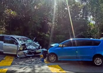 KEADAAN Proton Exora dan Perodua Alza yang remuk selepas bertembung berhampiran simpang Felda Air Tawar 1, Jalan Kota Tinggi-Sungai Rengit.