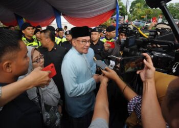 ANWAR IBRAHIM ditemui media selepas menghadiri Kenduri Rakyat di Taman Dahlia, Johor Bahru.