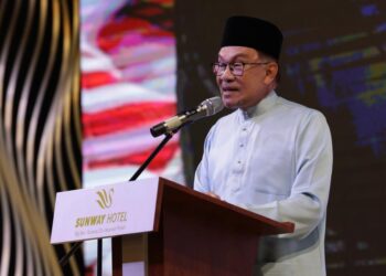 ANWAR IBRAHIM berucap pada Majlis Perjumpaan Perdana Menteri Bersama Pimpinan Kerajaan Perpaduan Negeri Johor di Iskandar Puteri.