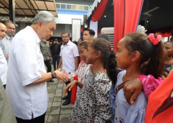 BEBERAPA anak Orang Asli gembira dapat bersalaman dengan Ahmad Zahid Hamidi pada program Belia Desa Madani@KKDW di B5 Street Market, Tampoi, Johor Bahru.