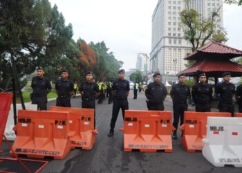 ANGGOTA polis membuat kawalan di pusat penamaan calon Parlimen Pulai di Dewan Jubli Intan Sultan Ibrahim, Johor Bahru.