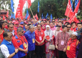 SUHAIZAN KAIAT (tengah) diiringi kira-kira 1,000 penyokong berarak ke pusat penamaan calon PRK Pulai di Dewan Jubli Intan Sultan Ibrahim, Johor Bahru.