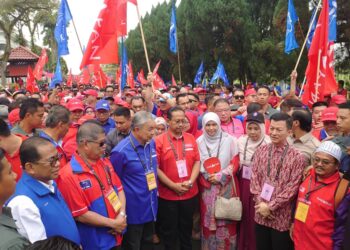 AHMAD ZAHID HAMIDI (tengah, baju biru) mengiringi calon PH, Suhaizan Kayat ke pusat penamaan calon di Dewan Jubli Intan Sultan Ibrahim, Johor Bahru.