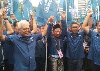 ZULKIFLI JAAFAR (tengah) beberapa pemimpin PN serta kira-kira 1,000 penyokong di pekarangan pusat penamaan calon di Dewan Jubli Intan Sultan Ibrahim, Johor Bahru.