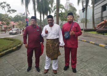 SAMSUDIN MOHAMAD FAUZI (tengah) ditemani penyokong, Mohd. Fauzan Rahmat (kanan) dan pencadang, Azmeir Khan Omar  masuk ke Dewan Jubli Intan Sultan Ibrahim, Johor Bahru.
