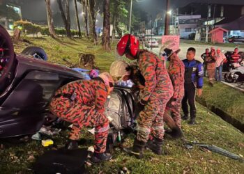 DUA remaja maut selepas kereta Honda City dinaiki mereka terbabas lalu terbalik di Taman Suria Muafakat, Johor Bahru.