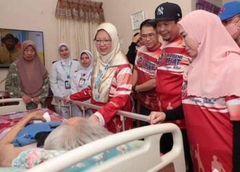 DR. ZALIHA MUSTAFA melawat penduduk setempat yang menjalani pemeriksaan kesihatan sempena Program Madani Afiat di SK Kampung Jawa, Segamat.