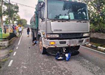 KEADAAN motosikal ditunggang R. Pavithran  dilanggar lori selepas keluar dari simpang di Jalan Tengah di Pekan Layang-Layang, Kluang.