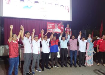 MOHAMAD SABU (tengah) dan beberapa pemimpin PH menghadiri Majlis Pelancaran Bilik Gerakan P161 Pulai di Perling, Johor Bahru.