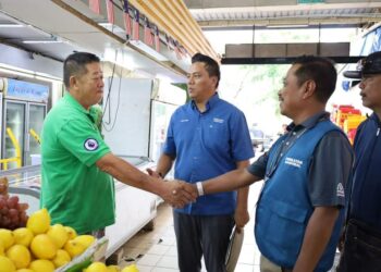 ZULKIFLI JAAFAR bersalaman dengan seorang pengundi semasa berkempen di sekitar Parlimen Pulai.