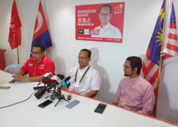 SUHAIZAN KAYAT  (tengah) mengadakan sidang akhbar selepas menghadiri Majlis Pelancaran Bilik Gerakan P161 Pulai di Taman Perling, Johor Bahru.