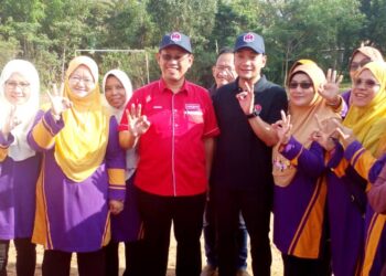 SUHAIZAN KAYAT dan Onn Hafiz menyertai program gotong-royong Johor Bersih bersama komuniti di Jalan Simbang 17, Johor Bahru.